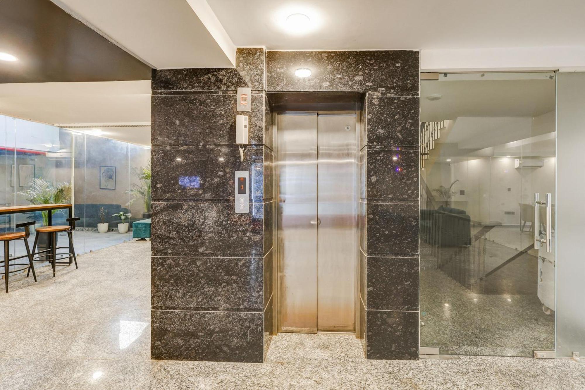 Hotel Super Townhouse Oak Udyog Vihar à Gurgaon Extérieur photo